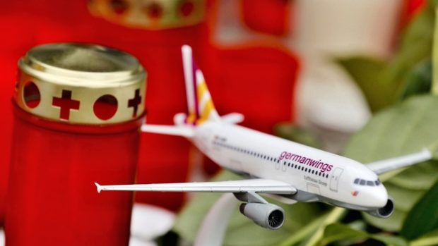 Model airbusu Germanwings se objevil mezi květinami a svíčkami na letišti v Bonnu
