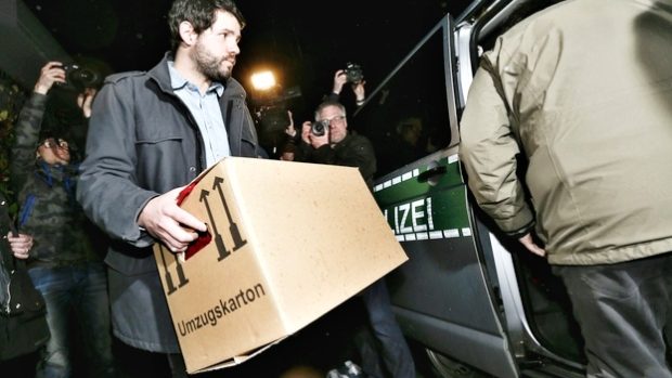 Vyšetřovatelé odnášejí zajištěné materály z bytu Andrease Lubitze v Düsseldorfu