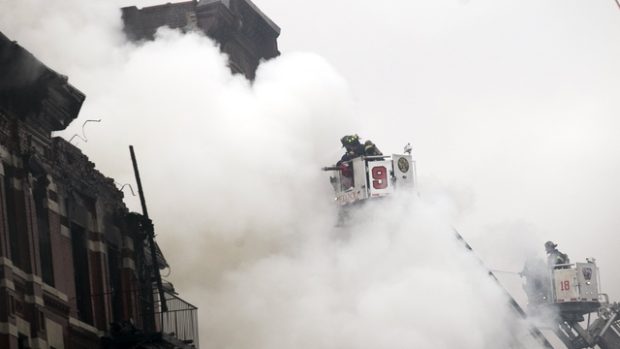 Newyorští hasiči při boji s požárem domu v East Village na Manhattanu