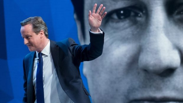 Diváci přisoudili podle průzkumu v prvním TV předvolebním duelu vítězství Davidu Cameronovi