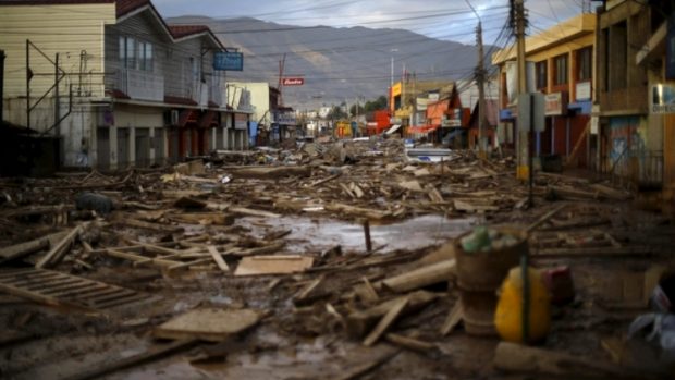 Záplavy zasáhly i pobřežní město Chanaral na severu Chile, ulice jsou zavalené nánosy bahna a různých věcí
