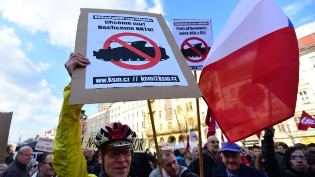 Odpůrci průjezdu amerického konvoje na demonstraci v Praze