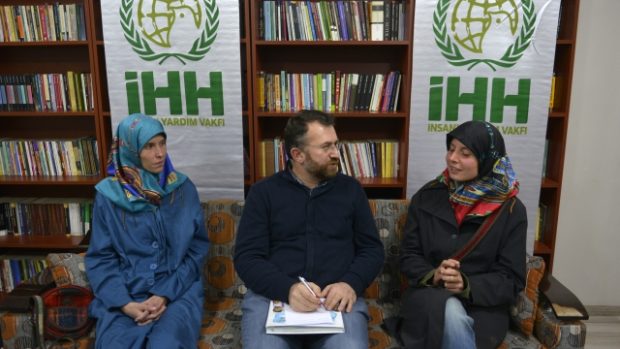 Antonie Chrástecká (vlevo) a Hana Humpalová v Turecku s Izzetem Sahinem z humanitární organizace IHH
