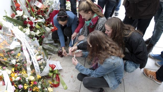 Turisté zapalují svíčky před muzeem Bardo v Tunisu