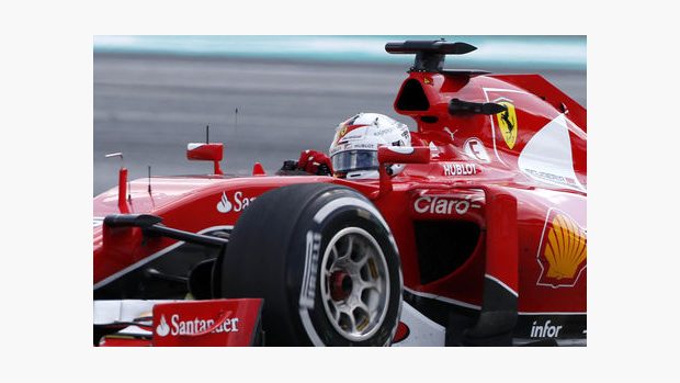 Sebastian Vettel slaví první vítězství v rudých barvách vozu Ferrari