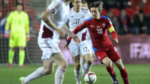 Kapitán reprezentace Tomáš Rosický (v červeném) v utkání s Lotyšskem