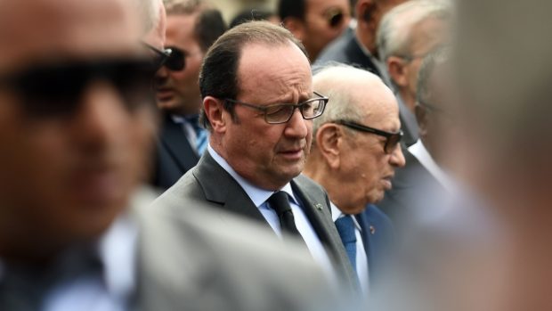 Francouzský prezident François Hollande (uprostřed)  se připojil k pochodu proti terorismu v Tunisu