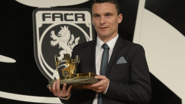 Útočník David Lafata s trofejí pro Fotbalistu roku 2014
