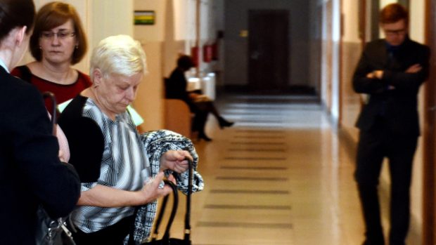 Odvolací senát Krajského soudu v Ostravě potvrdil roční soud pro zdravotní sestru, která dala těhotné ženě v Orlové omylem vypít jedovatou dezinfekci místo glukózy