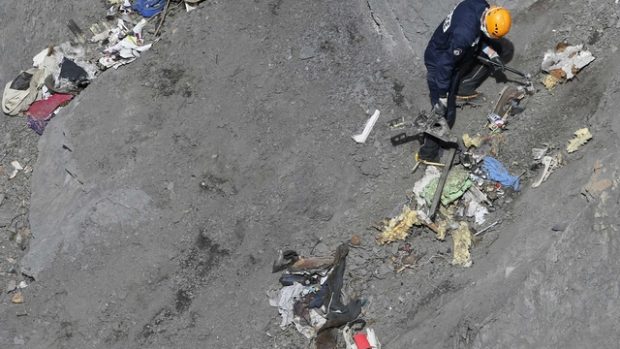 Týmy záchranářů prohledávají trosky letadla Germanwings