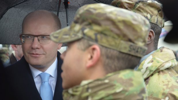 Na americkou vojenskou techniku se přišel podívat i premiér Bohuslav Sobotka