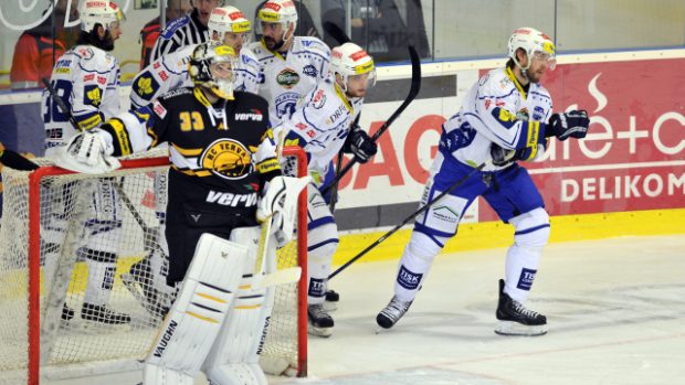 Hokejisté Komety se radují z úvodního gólu v utkání s Litvínovem