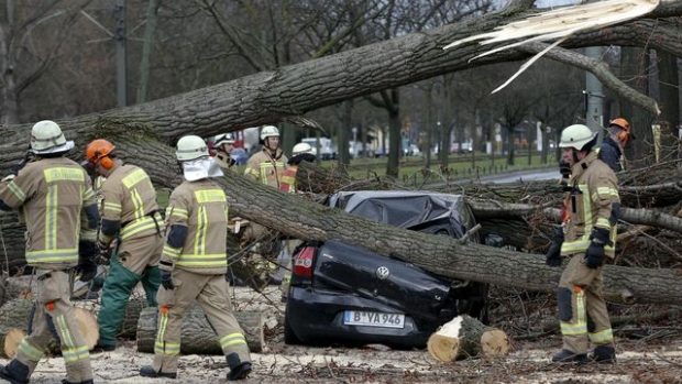 Orkán Niklas se prohnal Německem. Na snímku hasiči v Berlíně odstraňují spadlé stromy