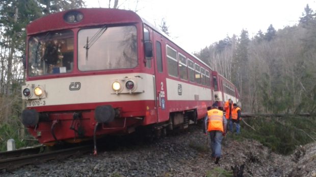 Mezi Branticemi a Miloticemi nad Opavou na Bruntálsku vykolejil osobní vlak, který narazil do spadlého stromu