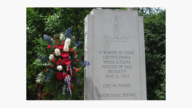 Památník připomínající oběti nacistické brutality stojí v amerických Lidicích