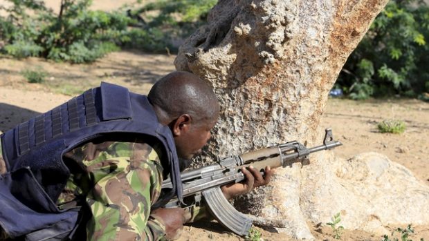 Keňský voják poblíž univerzitního kampusu ve městě Garissa, na který zaútočili radikální islamisté