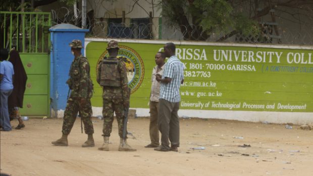 Keňští vojáci střeží areál univerzity v Garisse, kde včera islamisté zabili 147 lidí