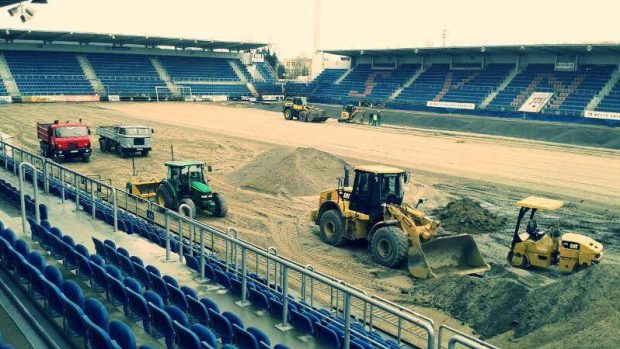 Výměna trávníku na stadionu v Uherském Hradiště běží podle plánu