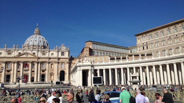 Ve vatikánských ulicích je plno turistů, pouliční prodejci mají žně