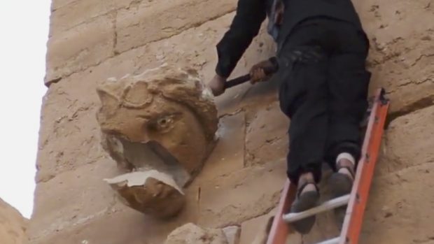 Hatra, památky. Snímek je z videa, které islamisté zveřejnili na internetu