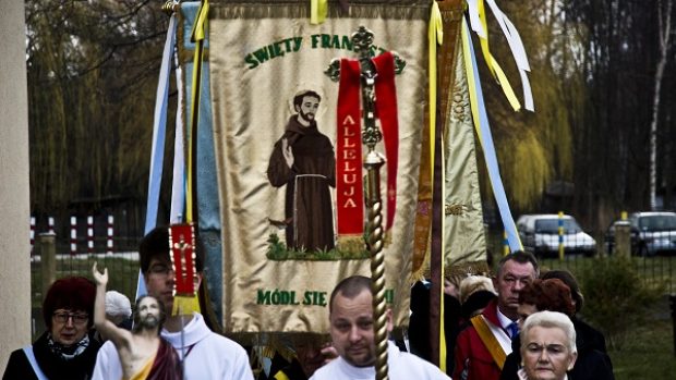 Polští věřící oslavují zmrtvýchvstání Ježíše Krista v procesích