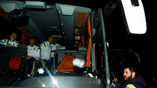 Kvůli střeleckému útoku na autobus s fotbalisty Fenerbahce Istanbul byla v Turecku přešuna soutěž