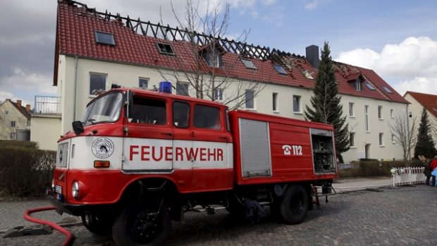 Neznámý pachatel zapálil v sobotu ve vesnici Tröglitz v Sasku-Anhaltsku střechu azylového domu