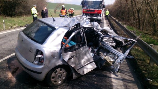 Po srážce s kamionem zemřeli 4. dubna u Nevojic na Vyškovsku řidič osobního auta i jeho spolujezdkyně