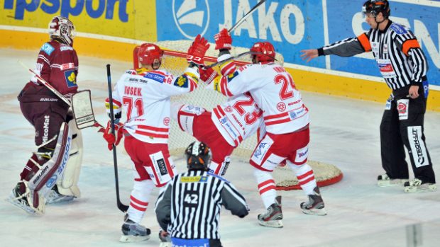 Hokejisté Třince se radují z vítězné branky Zbyňka Irgla, která znamenala postup do finále extraligy