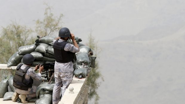 Saudští vojáci hlídají hranice s Jemenem. Al-Káida se zmocnila kontrolního postu