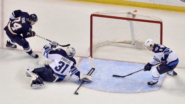 Brankář Winnipeg  Jets  Ondřej Pavelec vychytal v NHL druhý den po sobě čisté konto