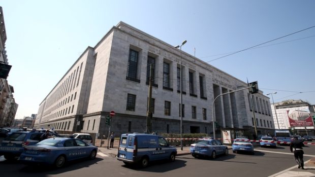 Justiční palác v Miláně, kde se střílelo, obklíčila policejní auta