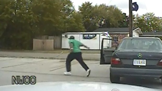 Záběr z videa zveřejněného policií zachycuje Waltera Scotta, jak utíká před policejní hlídkou