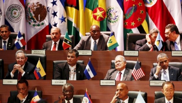Celoamerický summit v Panamě: zleva kubánský prezident Raúl Castro, prezident Ekvádoru Rafael Correa, prezident Salvadoru Sanchez Ceren a americký prezident Barack Obama