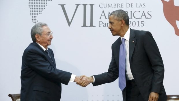 Kubánský prezident Raúl Castro (vlevo) a jeho americký protějšek Barack Obama během setkání v Panamě