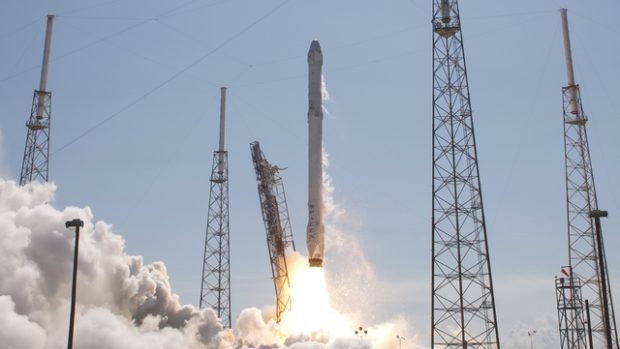 Z amerického Mysu Canaveral k Mezinárodní vesmírné stanici (ISS) odstartovala zásobovací loď Dragon soukromé společnosti SpaceX