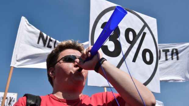Před budovou vedení automobilky Škoda Auto v Mladé Boleslavi demonstrovaly tisíce zaměstnanců za vyšší mzdy