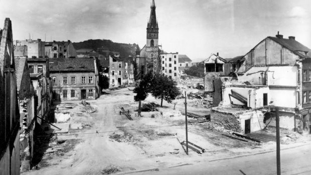 Kostel Nanebevzetí Panny Marie má od bombardování v r. 1945 šikmou věž
