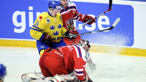 Jakub Kovář zastavuje švédskou akci v přípravném utkání před světovým šampionátem