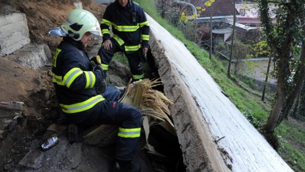 Pražští hasiči zasahovali v Chotkově ulici, kde vypadl z mostní konstrukce betonový panel