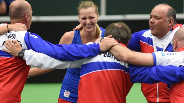Český tým oslavil postup do finále Fed Cupu tradičním vítězným kolečkem