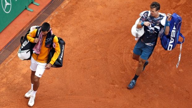 Novak Djoković a Tomáš Berdych opouští kurt během dešťové přeháňky