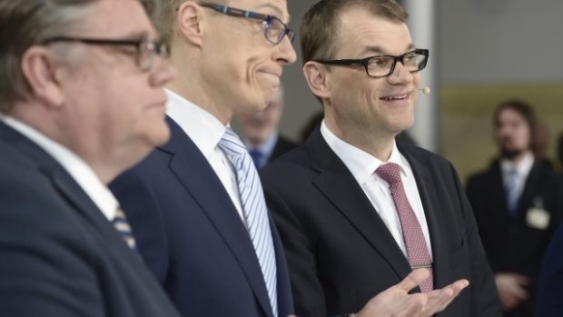 Zleva předseda Strany Finů Timo Soini, dosavadní premiér Alexander Stubb a předseda strany Finský střed Juha Sipilä