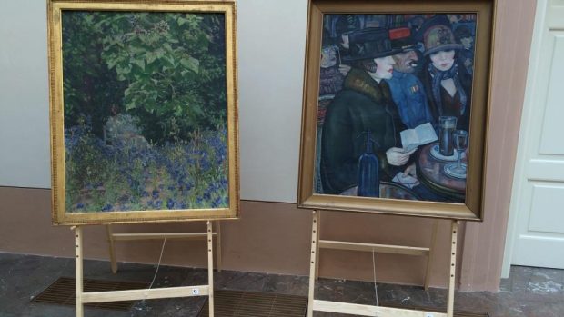 Bohatí ústečtí Němci se zajímali také o moderní umění. Vlevo obraz Žena sedící na lavičce v zahradě od Maximiliana Lenze. Vpravo Nádražní restaurace od Hanse Thumy