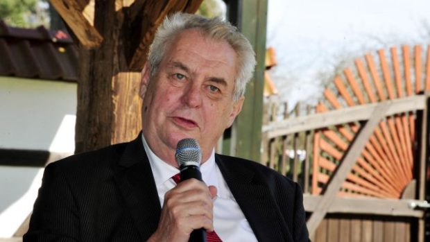 Prezident Miloš Zeman zakončil 15. dubna třídenní návštěvu Karlovarského kraje tiskovou konferencí na dvoře restaurace nedaleko Aše