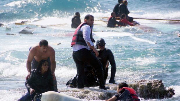 U Rhodosu se potopila loď s ilegálními imigranty. Záchranáři vytahují z moře přeživší