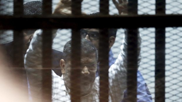 Bývalý prezident Muhammad Mursí gestikuluje po vynesení rozsudku