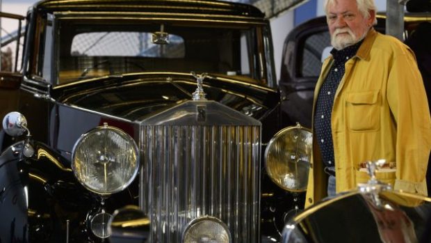 Jiří Černý, předseda české sekce Klubu přátel a obdivovatelů automobilů Rolls-Royce a Bentley, u svého vozu Rolls-Royce Silver Wraith z roku 1946