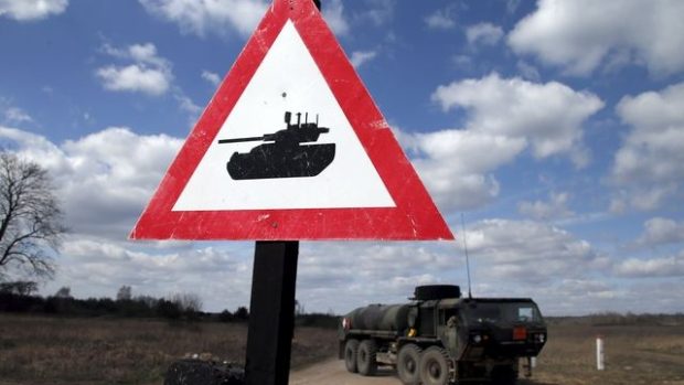 Pozor, tanky. Značka na vojenském cvičení v polském Mielnu (16. 4. 2015)