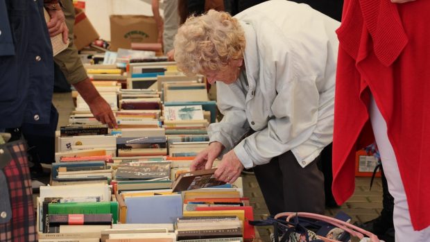 Festival Literatura žije! v Českých Budějovicích nabízí knihy zdarma i počtení na veřejných záchodcích
